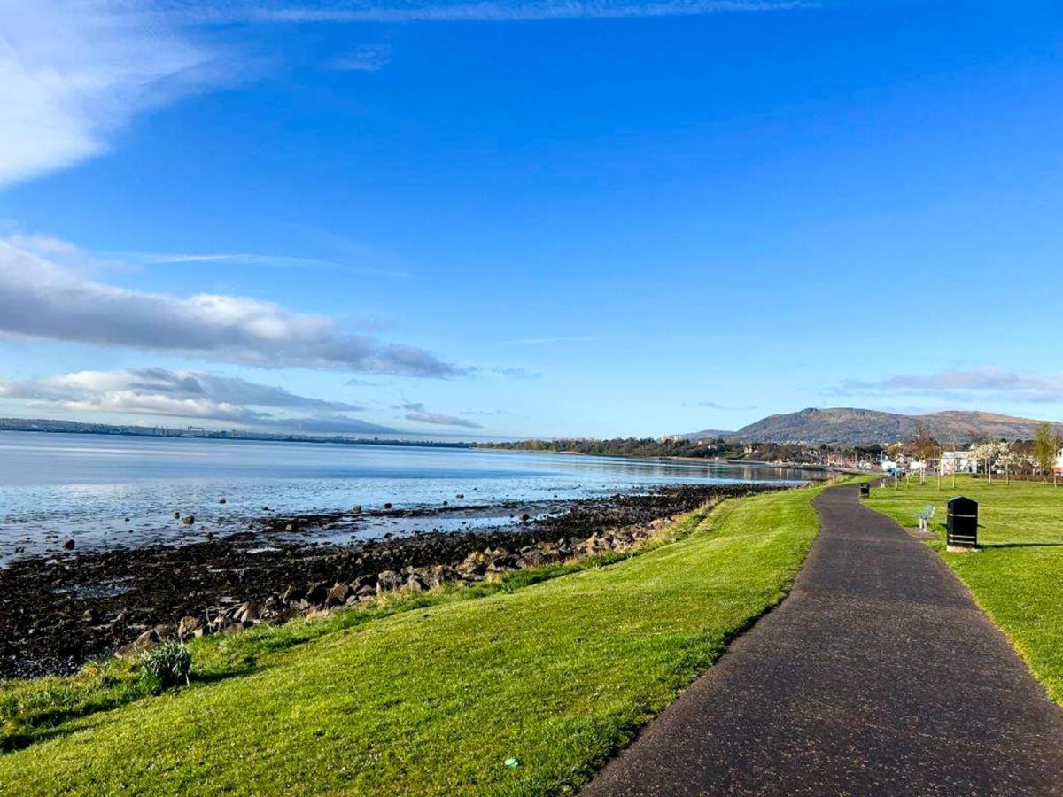 Modern Luxurious Apartment W/ Patio Balcony & View Jordanstown Luaran gambar