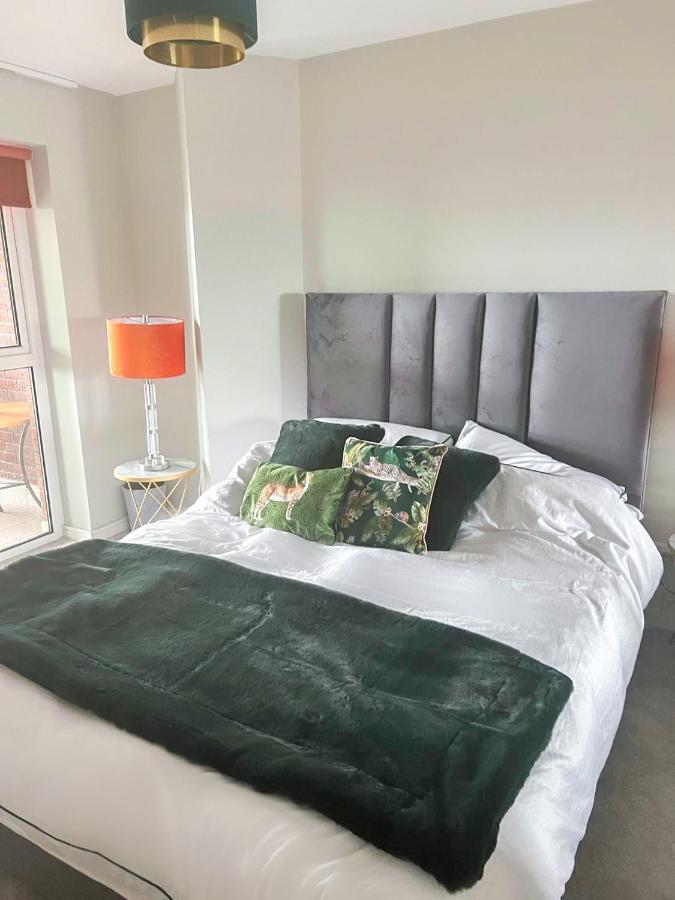 Modern Luxurious Apartment W/ Patio Balcony & View Jordanstown Luaran gambar