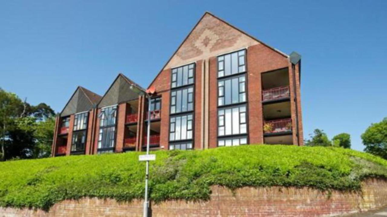 Modern Luxurious Apartment W/ Patio Balcony & View Jordanstown Luaran gambar
