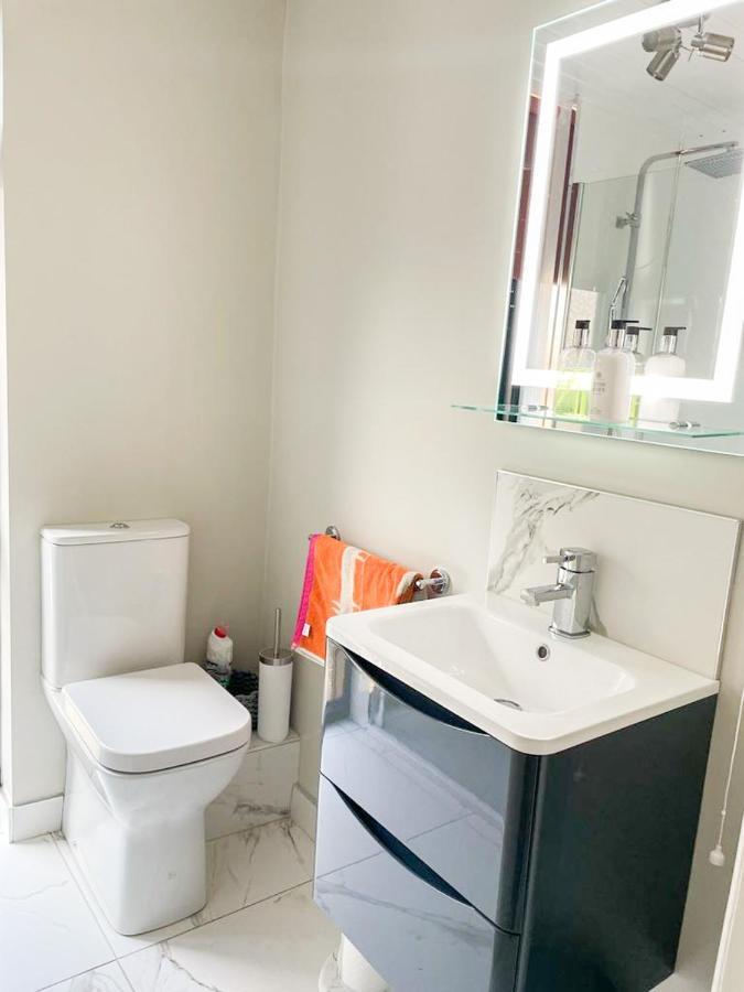 Modern Luxurious Apartment W/ Patio Balcony & View Jordanstown Luaran gambar