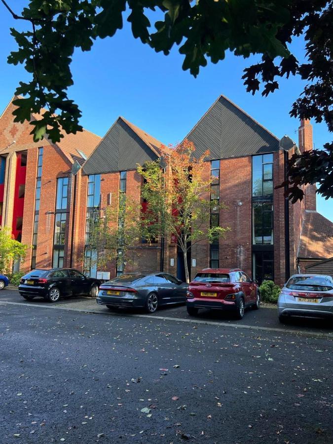 Modern Luxurious Apartment W/ Patio Balcony & View Jordanstown Luaran gambar