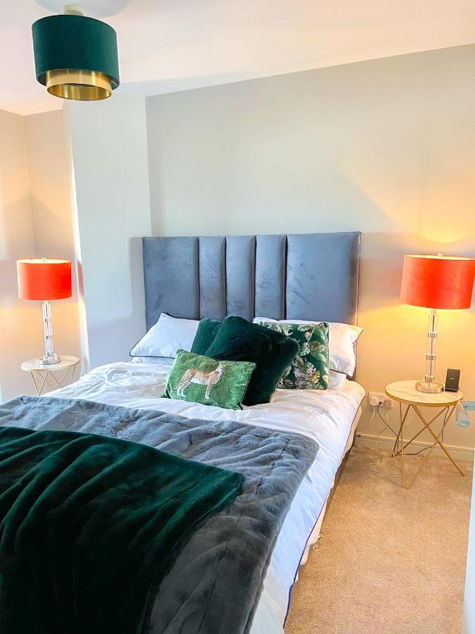 Modern Luxurious Apartment W/ Patio Balcony & View Jordanstown Luaran gambar